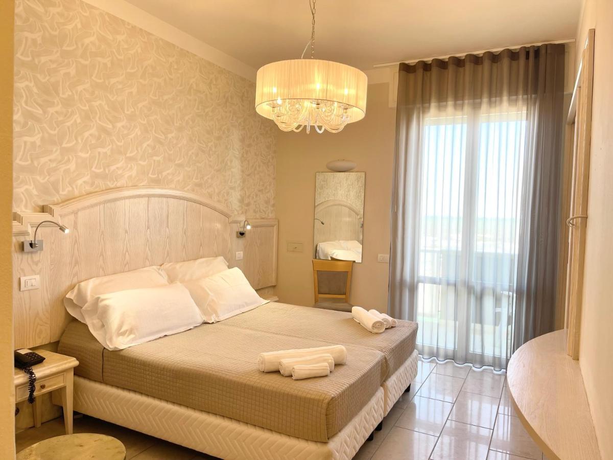 Hotel Brasil Milano Marittima Bagian luar foto