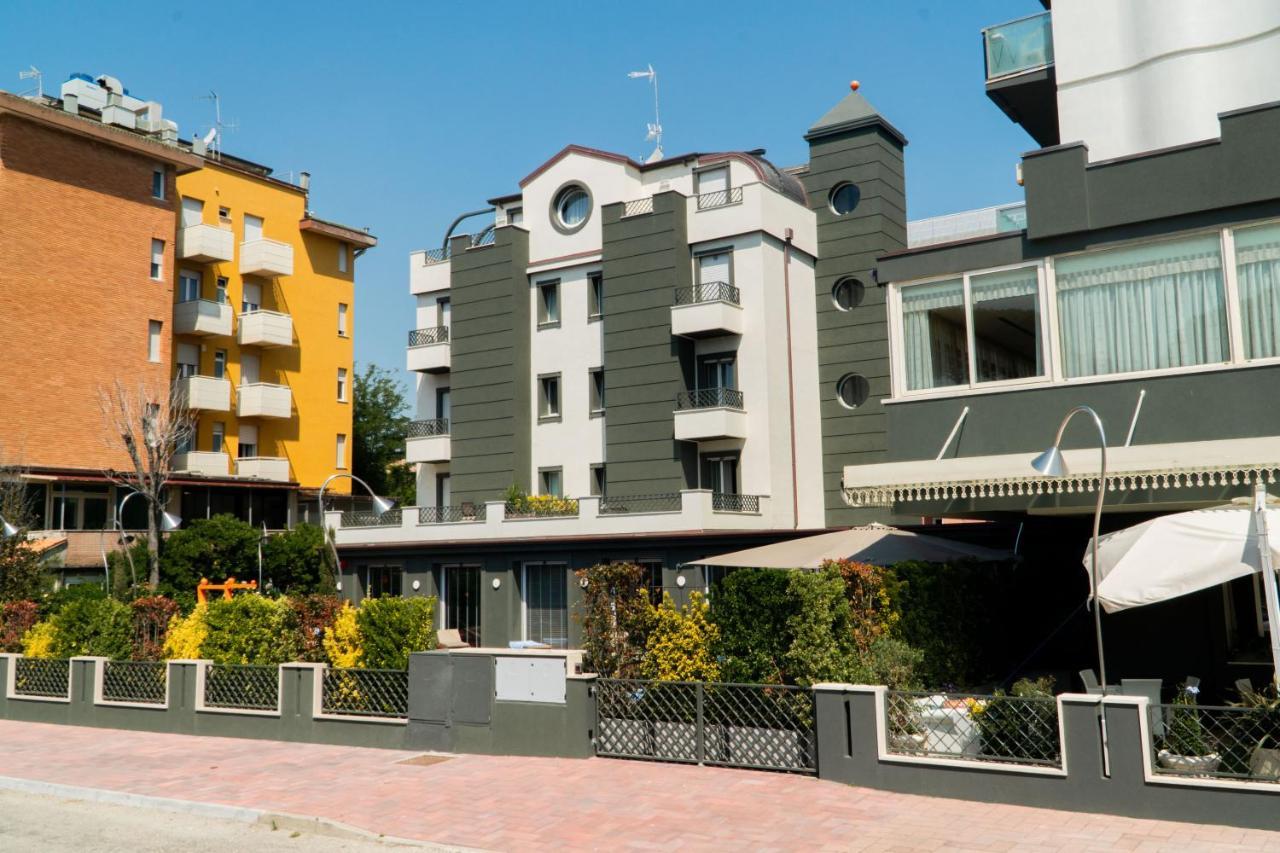 Hotel Brasil Milano Marittima Bagian luar foto